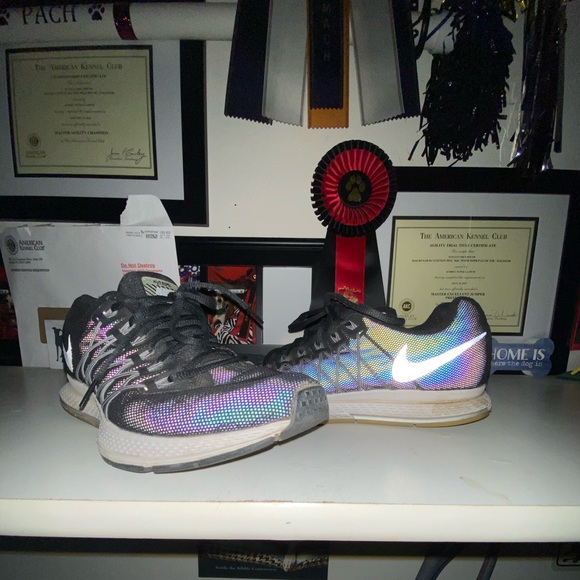 Hard to find Nike shoes black, turns iridescent - Picture 3 of 12